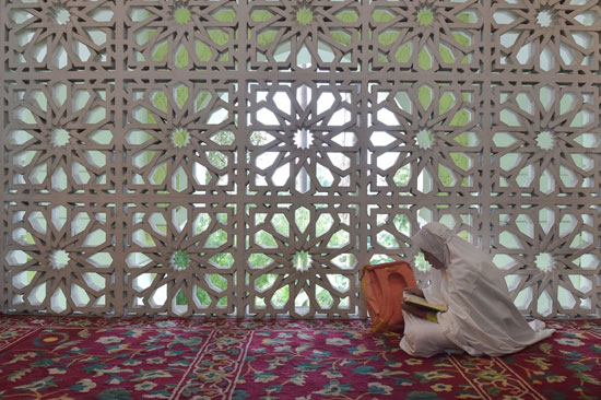 فتاة اندونيسية تقرأ القرآن في اليوم الأول من شهر رمضان -اليوم السابع -6 -2016
