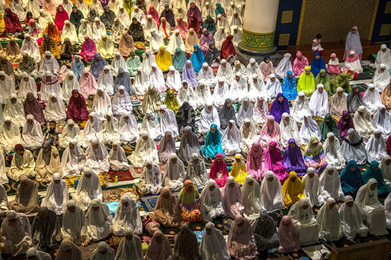 المسلمين الإندونيسيين يقيمون الصلاة بمناسبة بدء شهر رمضان في أكبر مساجد سورابايا -اليوم السابع -6 -2016