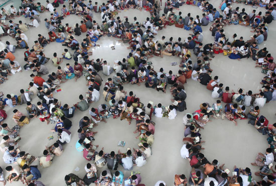 طلاب إندونيسيون يجلسون في حلقات تلاوة القرآن الكريم في مدرسة داخلية  -اليوم السابع -6 -2016