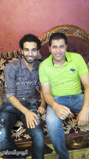 صلاح يلتقط صورة مع ياسر الجيلانى شقيق مدافع الأسيوطى -اليوم السابع -7 -2015