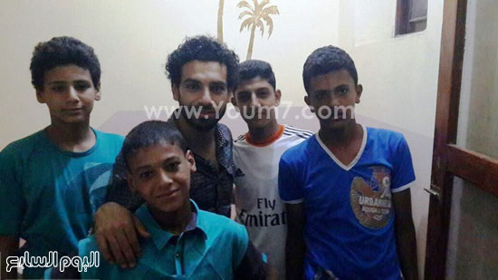 صلاح يلتقط صورة تذكارية مع بعض الأطفال من أقارب الجيلانى -اليوم السابع -7 -2015