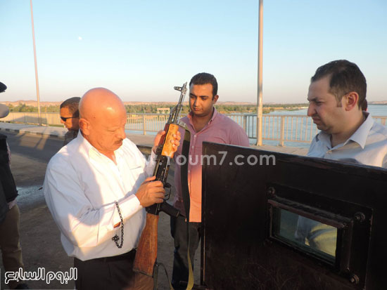 	مدير أمن أسوان يفحص سلاح أحد الأفراد للتأكد من الاستعداد للطوارئ -اليوم السابع -7 -2015