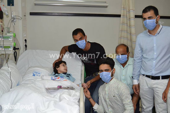 شباب حزب مستقبل وطن داخل إحدى غرف مستشفى سرطان الأطفال فرع طنطا -اليوم السابع -7 -2015