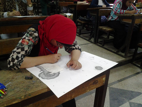 إحدى الطالبات خلال أداء اختبارات التربية الفنية  -اليوم السابع -7 -2015