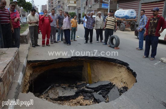 	جانب من الهبوط الأرضى بشارع عبد السلام عارف -اليوم السابع -7 -2015