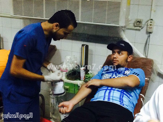   احد الشباب  اثناء تبرعه بالدم -اليوم السابع -7 -2015