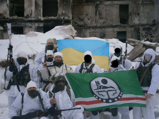 المقاتلون يحملون علم التنظيم الخاص بهم فى أوكرانيا -اليوم السابع -7 -2015