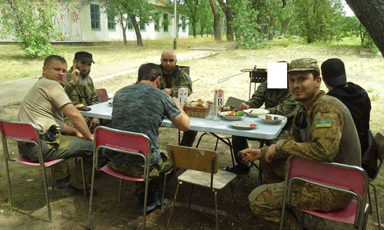 	المسلحون وخلفهم علم اليمين المتطرف -اليوم السابع -7 -2015