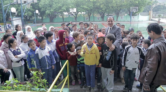 طارق علام داخل إحدى المدارس بدولة الصين -اليوم السابع -7 -2015