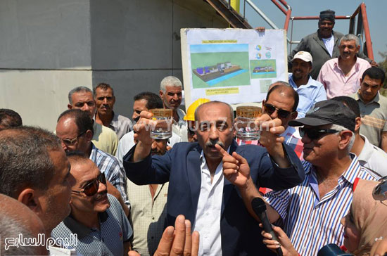  محافظ كفر الشيخ يرفع كوبين من المياه ويؤكد سلامتها -اليوم السابع -7 -2015