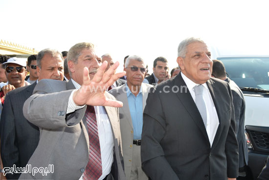  رئيس الوزراء ومحافظ الإسماعيلية اثناء الزيارة -اليوم السابع -7 -2015