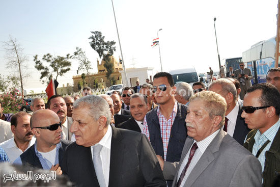  رئيس الوزراء مع الجمهور والقيادات اثناء الزيارة -اليوم السابع -7 -2015