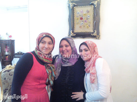 خامس الثانوية مع أمها وشقيقتها  -اليوم السابع -7 -2015