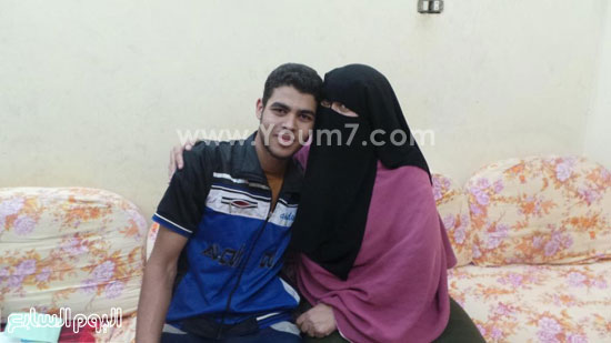 أحمد يتلقى قبلة من والدته تعبيرا عن سعادتها -اليوم السابع -7 -2015