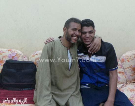  عم الطالب يحتضنه فرحا به  -اليوم السابع -7 -2015