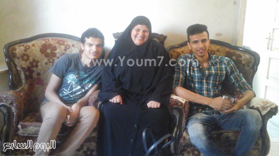 أحمد وشقيقه ووالدته -اليوم السابع -7 -2015