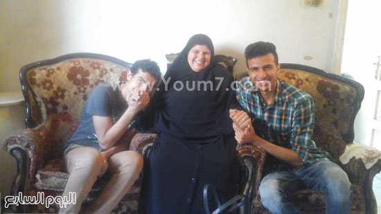 أحمد وشقيقه يقبلان يد والدتهما -اليوم السابع -7 -2015