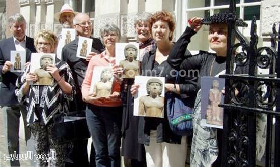 صورة إنجليز يحملون صور التمثال اعتراضا على بيعه -اليوم السابع -7 -2015