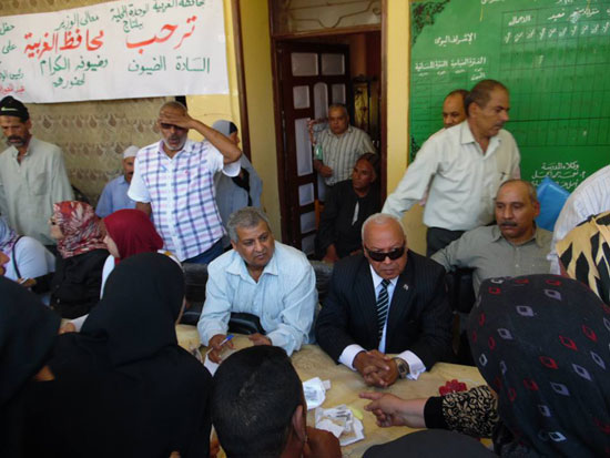 رئيس مدينة قطور يستمع لشكاوى المواطنين -اليوم السابع -7 -2015