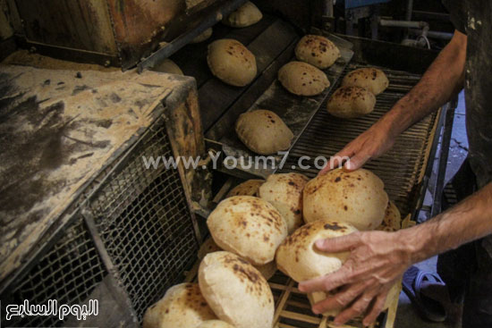 خروج الخبز البلدى من الفرن -اليوم السابع -7 -2015
