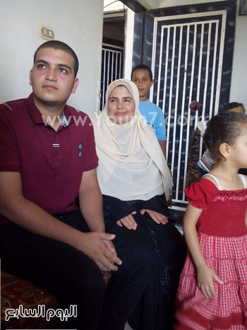إسلام مجدى مع والدته -اليوم السابع -7 -2015