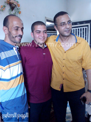 الطالب مع والده وصديقه -اليوم السابع -7 -2015