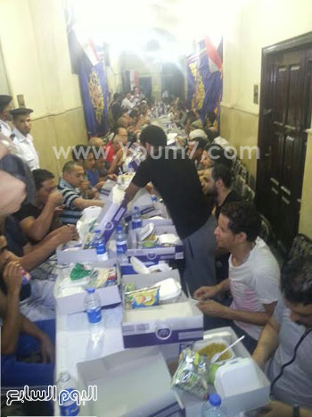 	لأول مرة الداخلية تنظم حفل إفطار جماعى للمتهمين المحتجزين بقسم الموسكى  -اليوم السابع -7 -2015