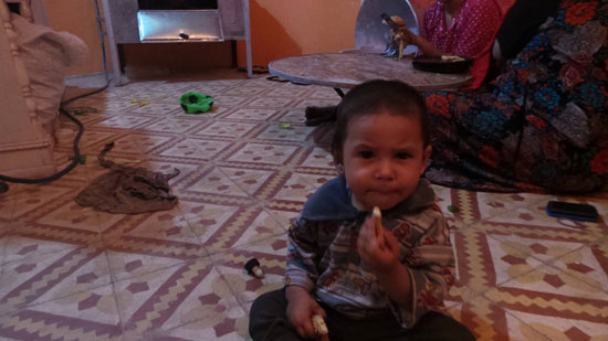 ربات المنزل يقمن بعمل الكحك وطفل يأكل البسكويت -اليوم السابع -7 -2015