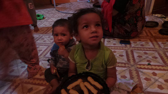 طفله تحمل صاج البسكويت -اليوم السابع -7 -2015
