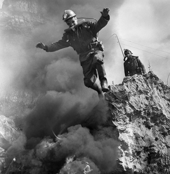 تمارين المنقذين من رجال الإطفاء عام 1977 -اليوم السابع -7 -2015