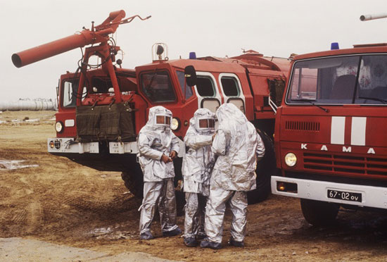 رجال الإطفاء خلال اطفاء حريق فى مؤسسة الصواريخ الفضائية انيرجيا عام 1988 -اليوم السابع -7 -2015