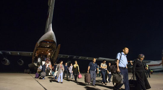 الأشخاص لحظة نزولهم من الطائرة -اليوم السابع -7 -2015