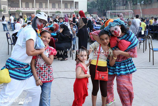	عدد من الأطفال مع المهرجين  -اليوم السابع -7 -2015