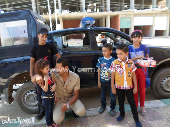 أفراد الدفاع المدنى يشاركون الأطفال احتفالهم بالعيد -اليوم السابع -7 -2015