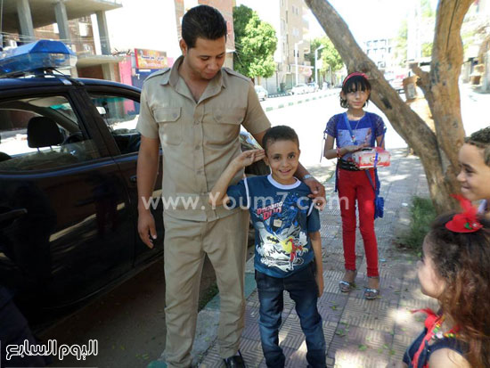طفلة توزع الحلوى على قوات تأمين الطرق بالوادى الجديد -اليوم السابع -7 -2015