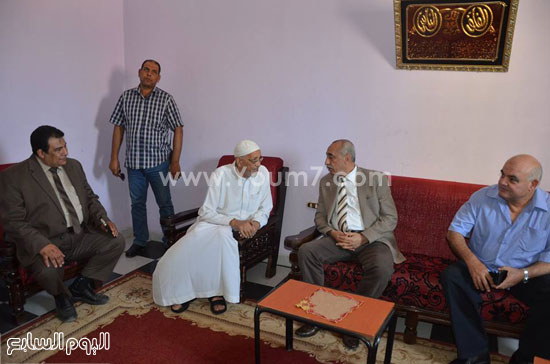محافظ كفر الشيخ مع اليتيمات بدار الحنان والمسئولين مع الدار  -اليوم السابع -7 -2015