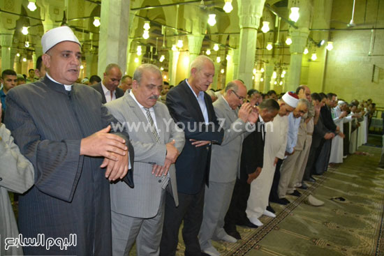 محافظ الغربية ومدير الأمن والقيادات التنفيذية يؤدون الصلاة فى السيد البدوى -اليوم السابع -7 -2015