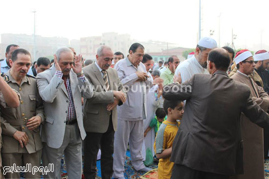 المحافظ ومدير الأمن يؤديان صلاة العيد -اليوم السابع -7 -2015