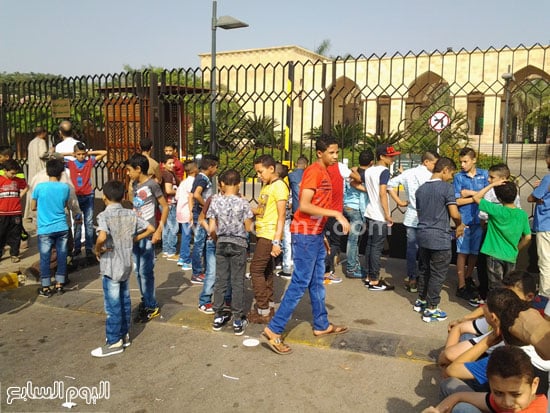 صغار السن يتجمهرون امام بوابات حديقة الازهر  -اليوم السابع -7 -2015