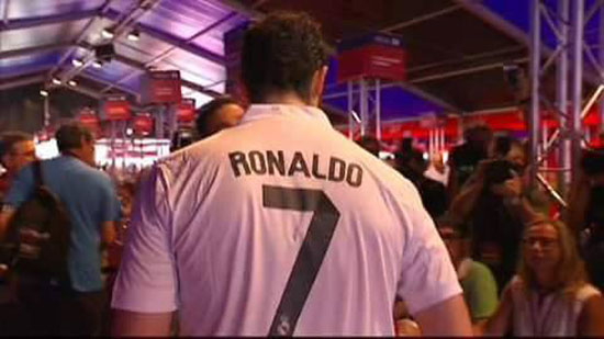 ناخب يرتدى قميص 7 لرونالدو أثناء التصويت على رئيس برشلونة -اليوم السابع -7 -2015