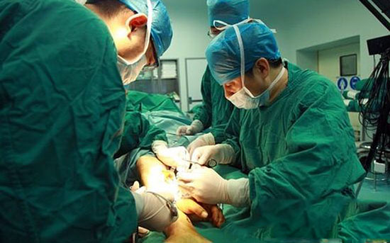 	الجراحون الصينيون وهم يجرون العملية -اليوم السابع -7 -2015