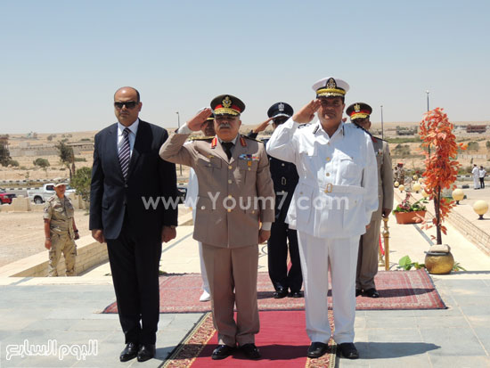  قائد المنطقة الغربية ومحافظ ومدير أمن مطروح يؤدون التحية للشهداء -اليوم السابع -7 -2015