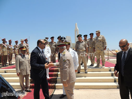 قائد المنطقة الغربية العسكرية يستقبل محافظ ومدير أمن مطروح -اليوم السابع -7 -2015