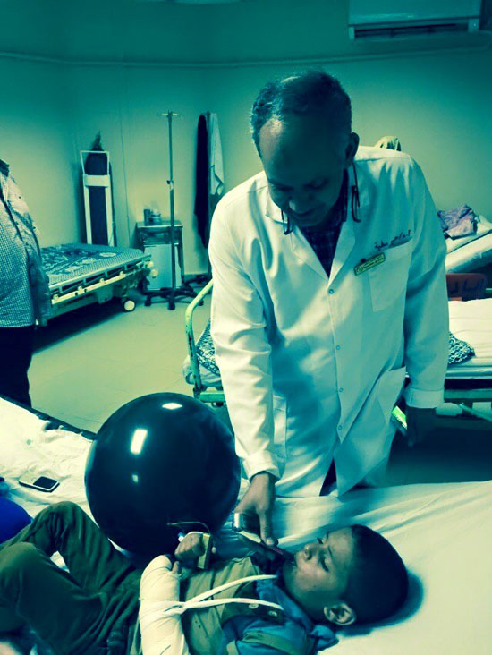 دكتور سمير عطية مع أحد الأطفال -اليوم السابع -7 -2015