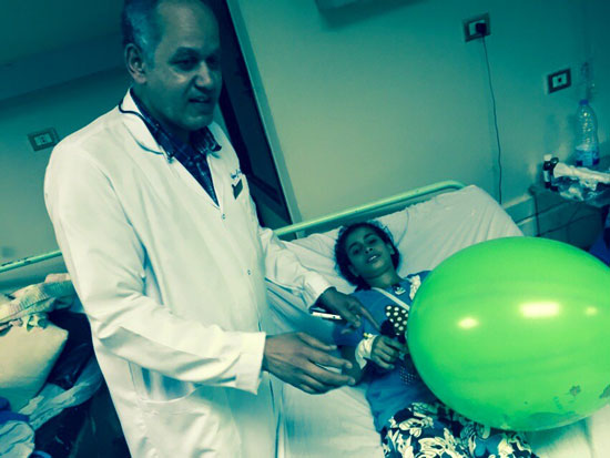 مدير مستشفى الطوارئ يهنئ طفلة مريضة بالعيد -اليوم السابع -7 -2015