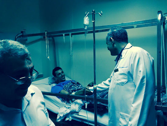 أحد المرضى يصافح مدير المستشفى -اليوم السابع -7 -2015