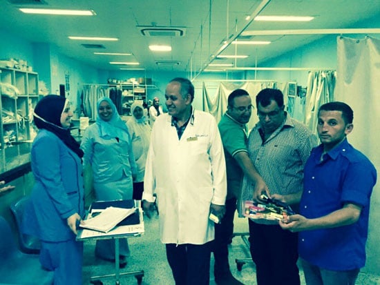ممرضوا المستشفى برفقة مدير المستشفى -اليوم السابع -7 -2015