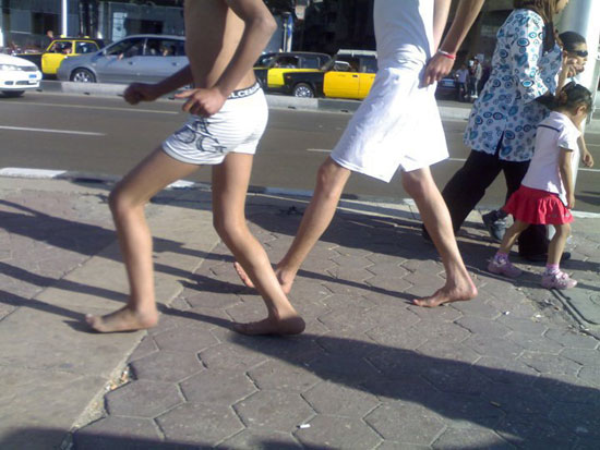 التجول فى الطريق العام على كورنيش الاسكندرية بالملابس الداخلية  -اليوم السابع -7 -2015