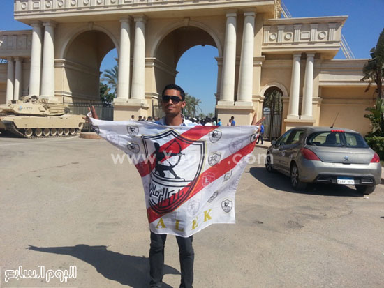 	أحد مشجعى الزمالك يرفع شعار النادى -اليوم السابع -7 -2015