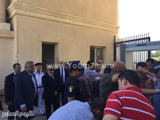	بوابات حرارية كاشفة للمعادن أمام البوابة الرئيسية لإستاد برج العرب -اليوم السابع -7 -2015
